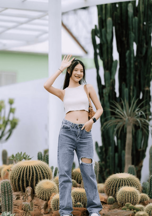 青春|对青春小姐姐来说，只需要露出纤细的小蛮腰，就可以很美很迷人