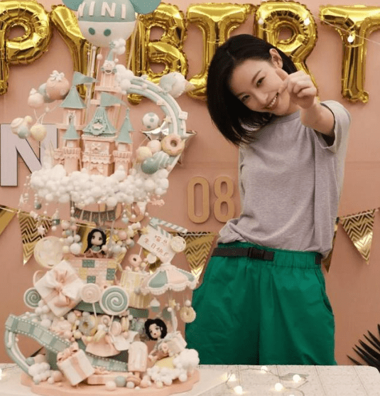 氛围|倪妮不愧是氛围感女神,老汉衫配短裤活力十足,33岁也能少女