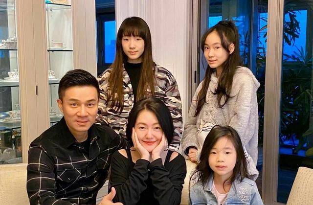 黑色|小S有盼头了!仨女儿太时髦,大女儿资源爆棚二女儿不再是小透明