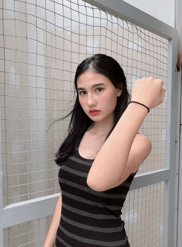 大圆脸的越南女生条纹连衣裙的穿搭展现出青春和甜美