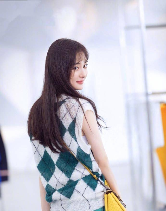 马甲|被杨幂惊艳了，粉色挑染高马尾甜美减龄，这哪是4岁孩子的妈