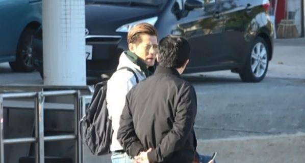 黑色|郭富城带小22岁娇妻玩,丈母娘针织衫一头大波浪,只比女婿小几岁