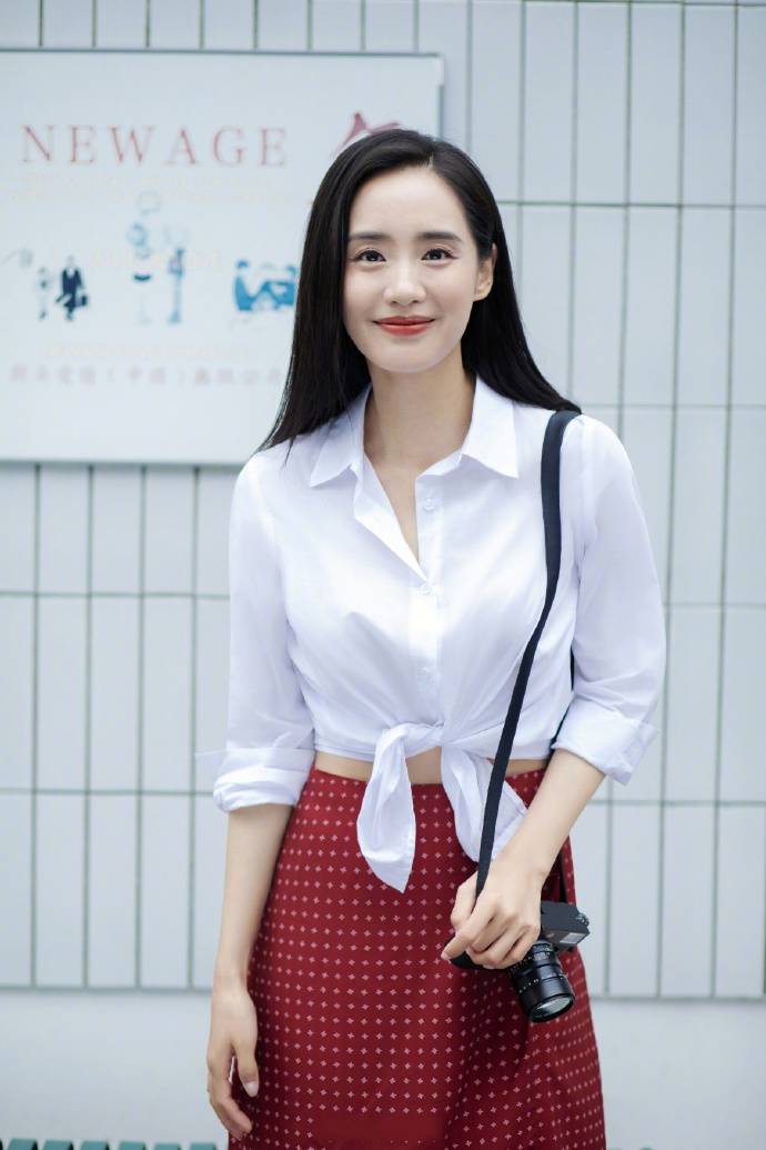 面料|被童瑶生图美到了，穿白衬衫配黑裤看着普通，随便一站却有高级感