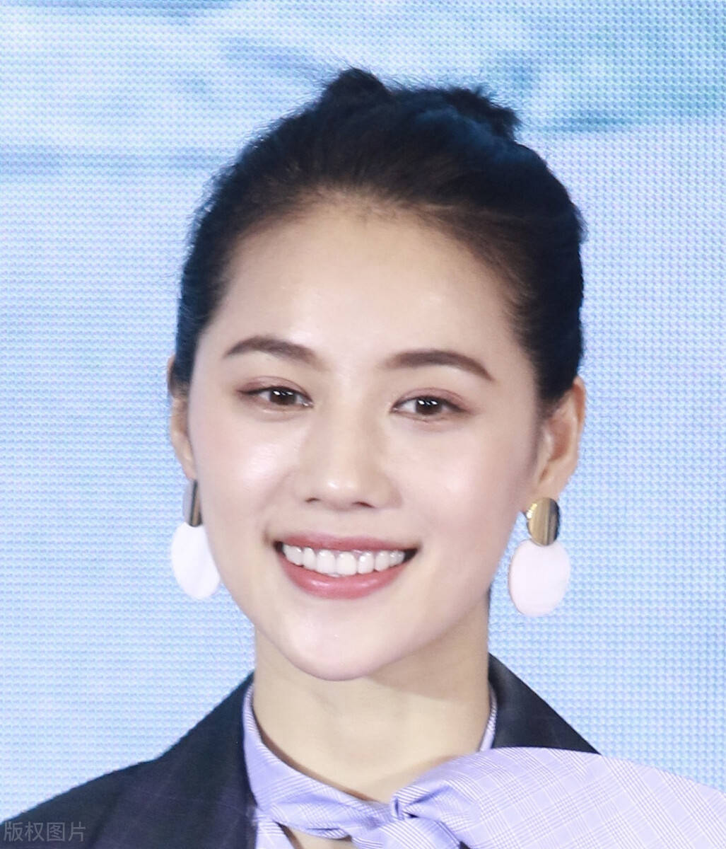 王思聪的风流情史,靠金钱征服了15个女人,如今却沦为了爱情舔狗!_王颖