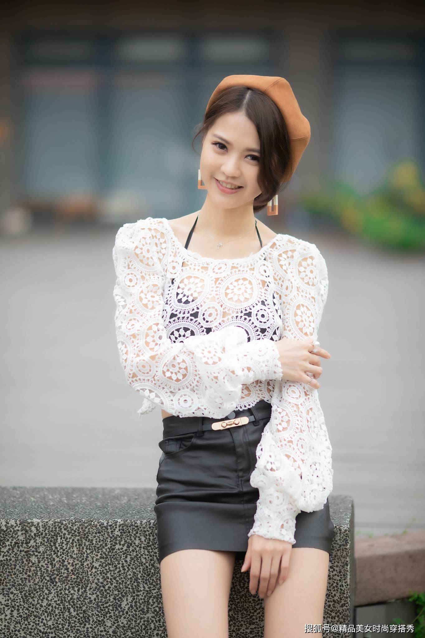 风韵|白色钩花蕾丝罩衫搭配西装短裤裙，惊艳绝伦，诠释靓女风韵