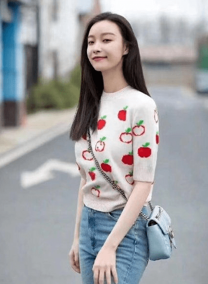 氛围|倪妮不愧是氛围感女神,老汉衫配短裤活力十足,33岁也能少女