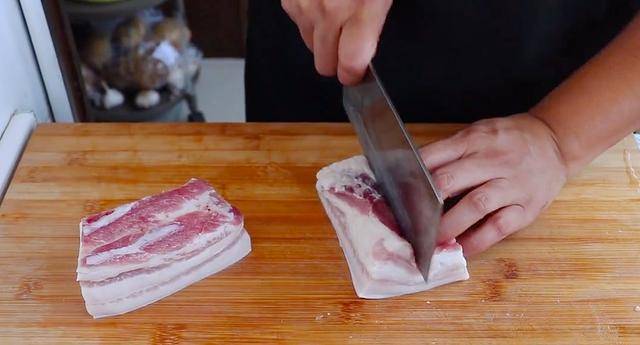 加入适量|红烧肉好吃有诀窍，教你做肉的正确做法与用料，红烧肉不好吃才怪