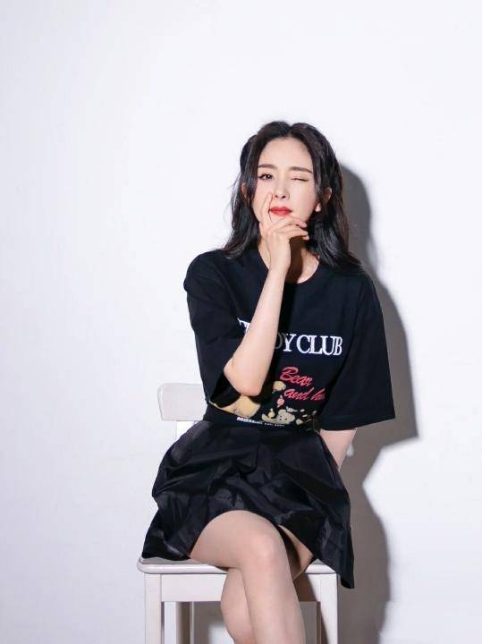 教科书|行走的教科书,杨幂的搭配很值得借鉴,时尚潮流又百搭