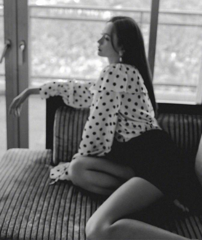 设计|沈梦辰晒美照为《披荆斩棘的哥哥》打call，波点衫配短裤，腿真长