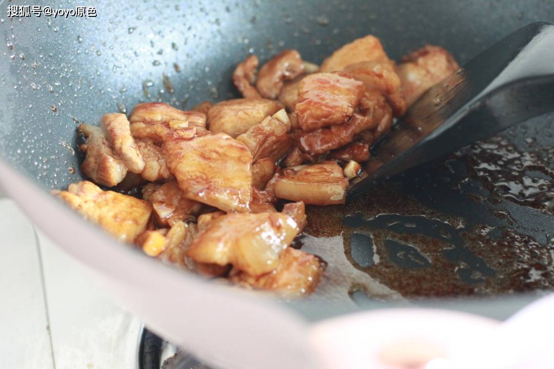 做法|五花肉和青椒先炒哪个？看看我的做法，连吃三天都不腻