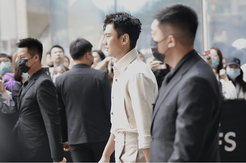 都能|93年的宁泽涛虽不是小鲜肉了，但颜值还在，一身穿搭看着真挺酷的