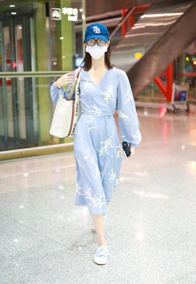设计|陈都灵套层“睡裙”就出门，素雅设计看着挺轻柔，身材果然不赖