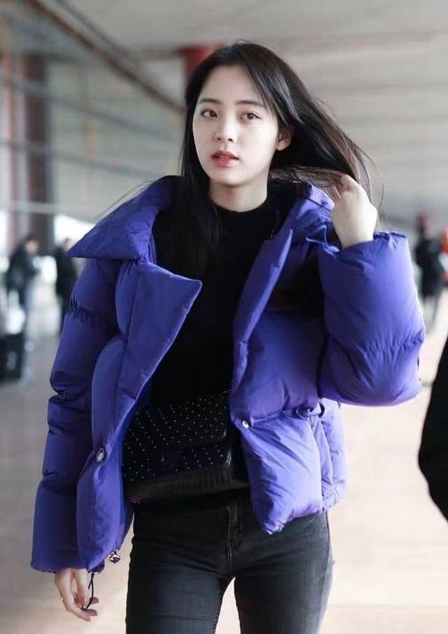 李宇春|吉娜“乳白”内搭配羽绒服，简单好看，李宇春为个性穿“断臂装”