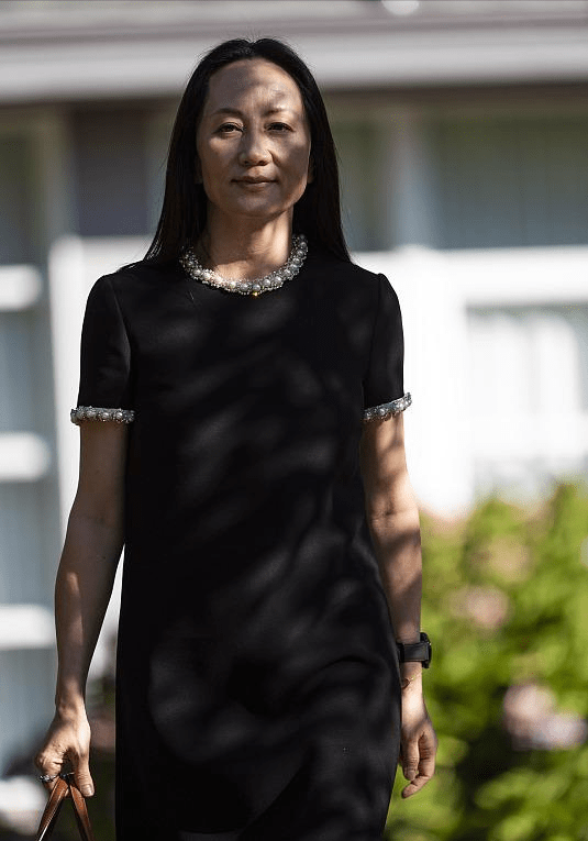 高太|孟晚舟再亮相,穿珍珠裙太奢华,发际线比老父亲还高太惹人心疼