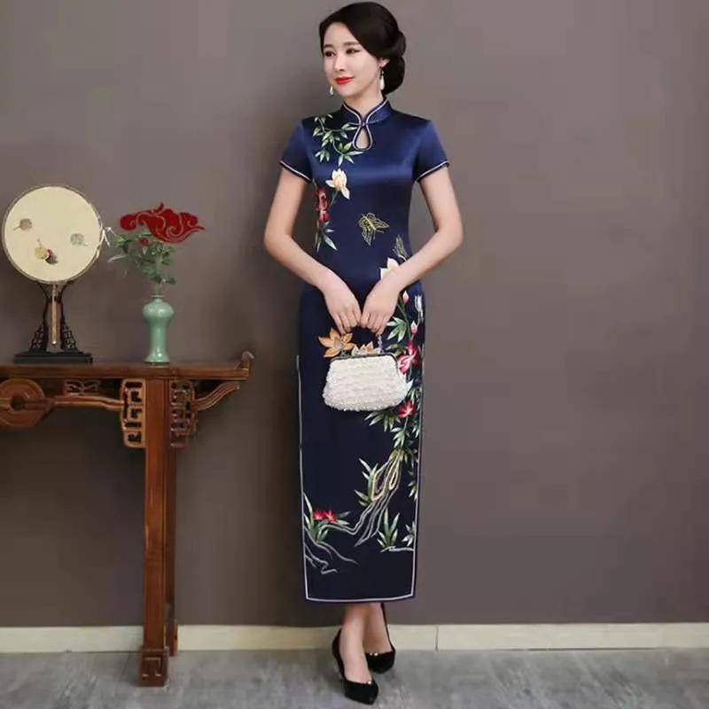 用餐|旗袍美在韵味不只是表现在穿着特体，更在于气质端庄，雅在仪态！