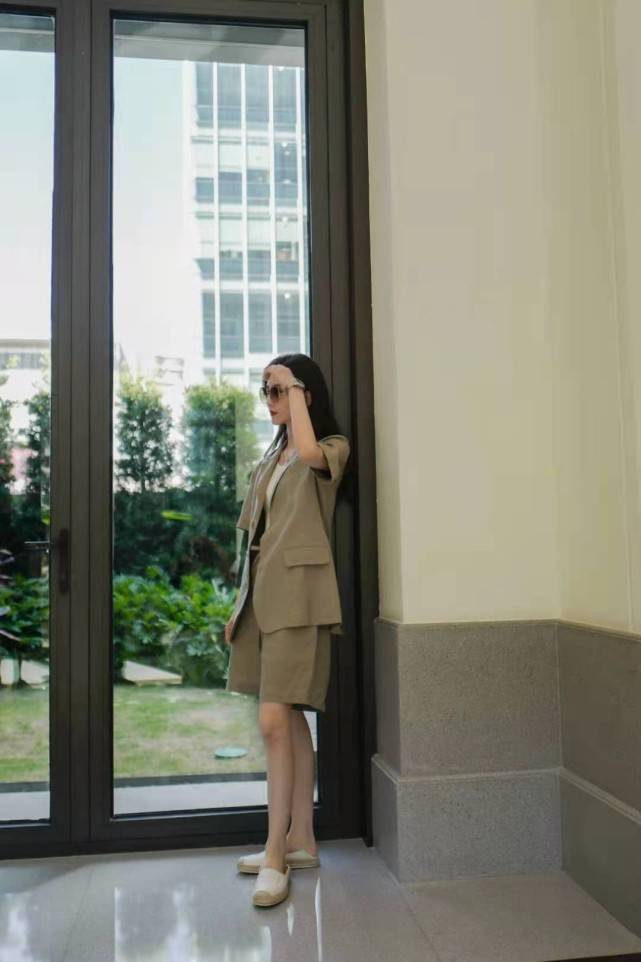 身材|刘诗诗也很适合港风，穿短裤配上蓬松发型惊艳，造型让人眼前一亮