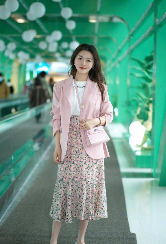 关键|开春火了一种穿法，叫“裙子+外套”，时髦又高级，关键还显气质