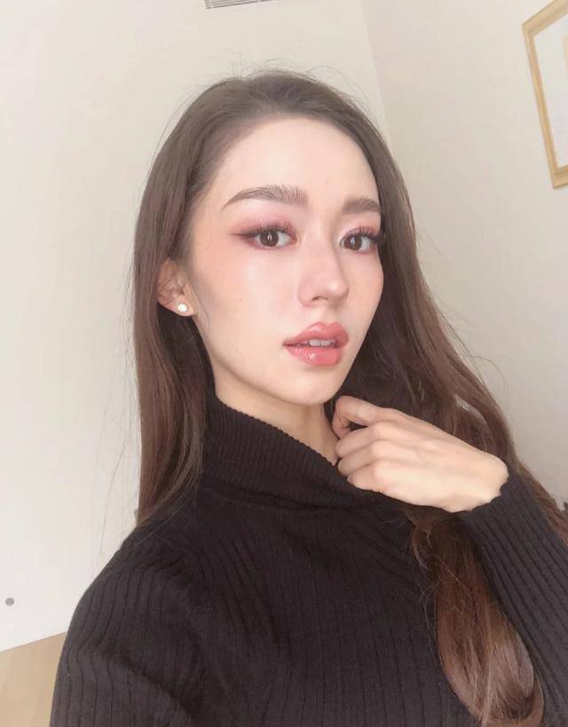 身材|吉娜新妆容变网红风,大浓妆嘴唇抢镜,还是怀念过去的清新风