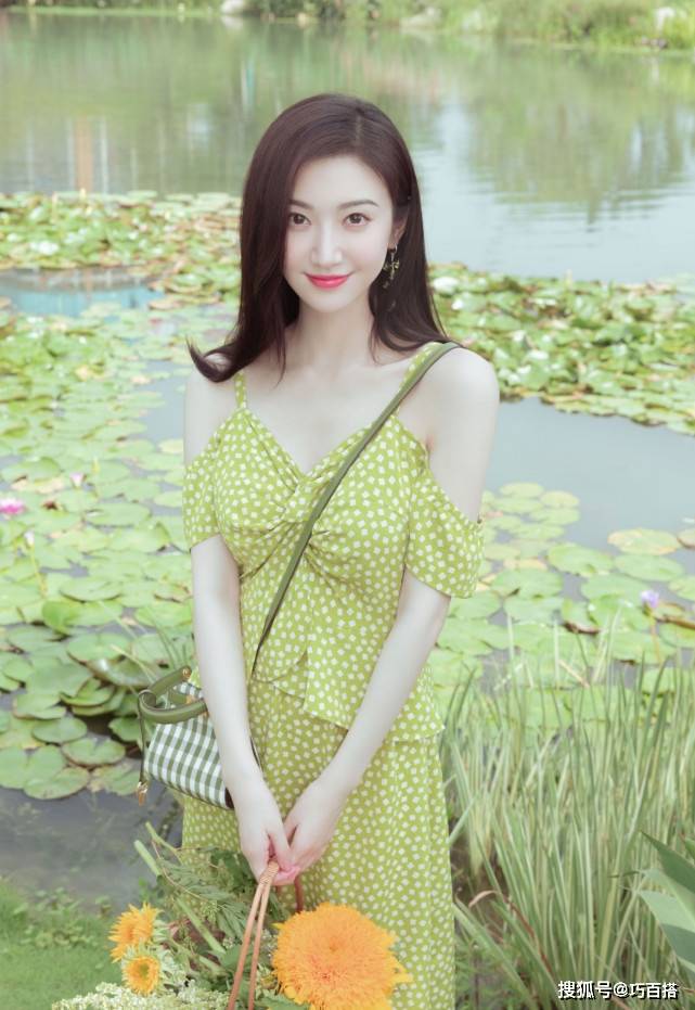 颜色|景甜又变白了，最近美照白到发光，美得好像一幅油画
