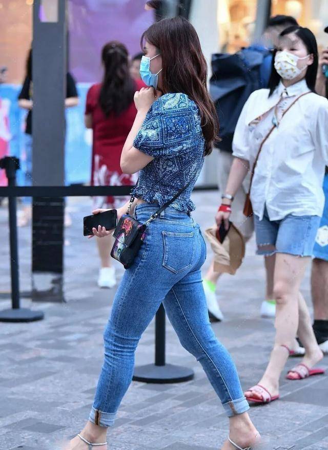 高跟鞋|黑色露脐短袖搭配蓝色典雅打底裤，阳光自信的感觉，秀外慧中