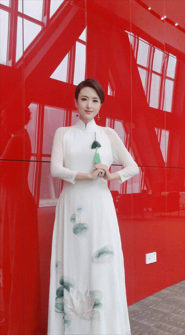 张蕾|“央视红”西装火了，张蕾穿上立马不一样了，举手投足间都是端庄