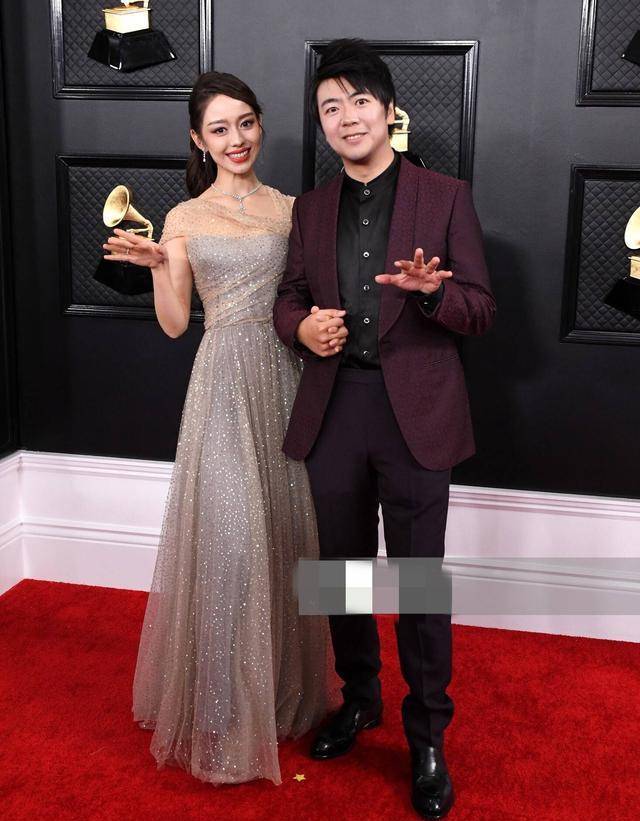短裙|吉娜从不吝啬秀身材,穿红色套头衫配“宝石短裙”,反手摸肚脐