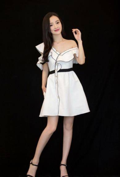 一身|39岁李小璐少女感十足，穿一身甜美裙装，肤白貌美惹人喜爱