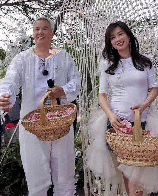 张庭|张庭出席活动的现场照，被明道侧搂不避嫌，穿紧身裙赘肉横生！