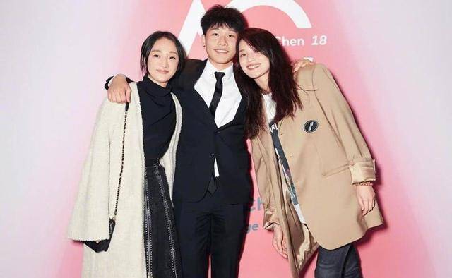 色调|陈坤儿子18岁庆生，穿西装打领带帅气十足，妈妈依旧没来周迅来了