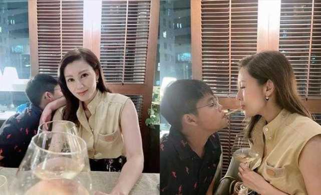 饼干|51岁李嘉欣不避忌，和10岁儿子对嘴吃饼干，穿无袖裙真年轻