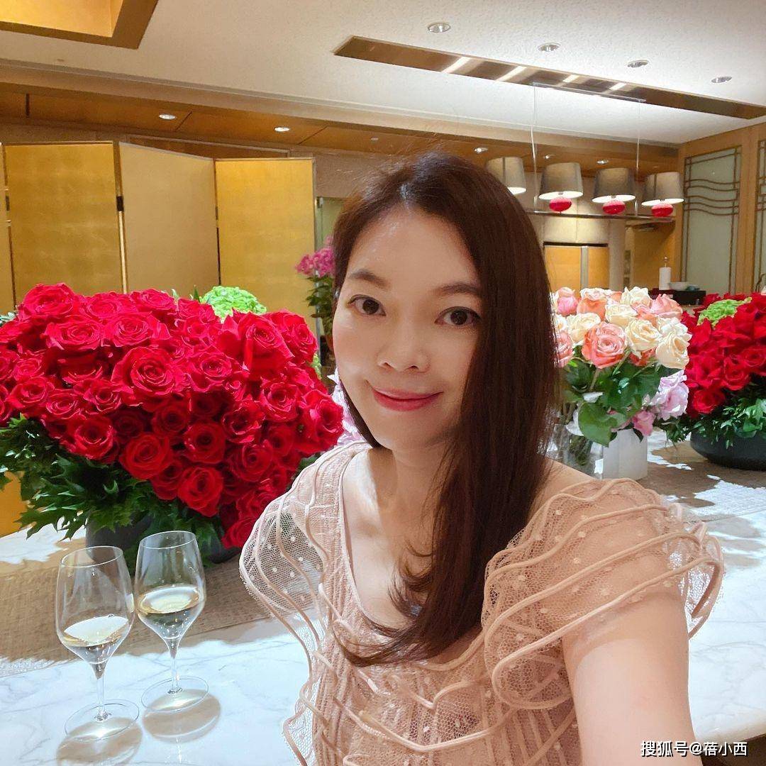 设计|富士康老板娘好幸福，穿裸色连衣裙像个少女，一点不像生了3个娃