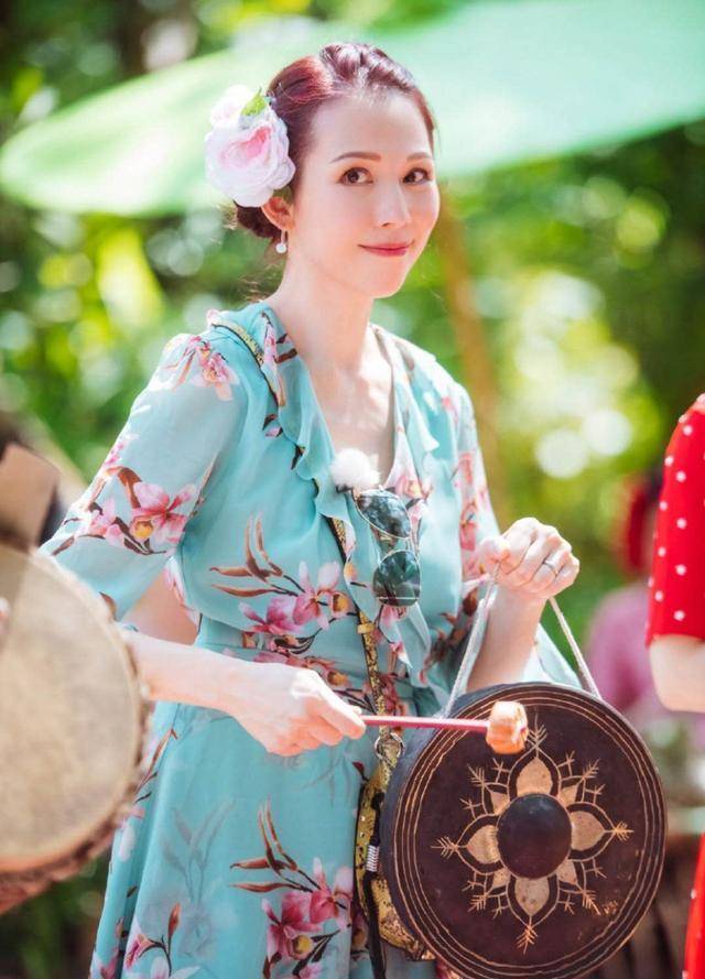 一身|吉娜穿傣族装看上去已经很美,但再看蔡少芬:不愧是娘娘