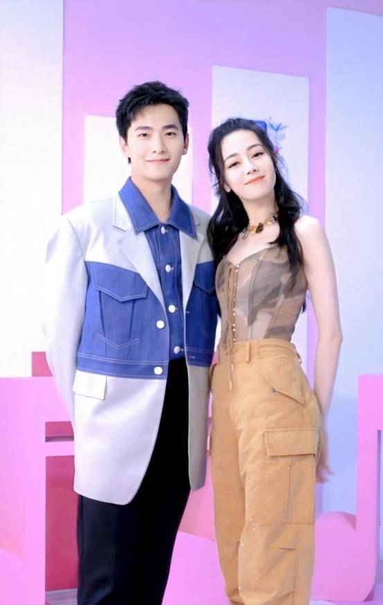 真人|“荣耀夫妇”狂撒糖，杨洋热巴真人CP更养眼，颜值高还会穿搭