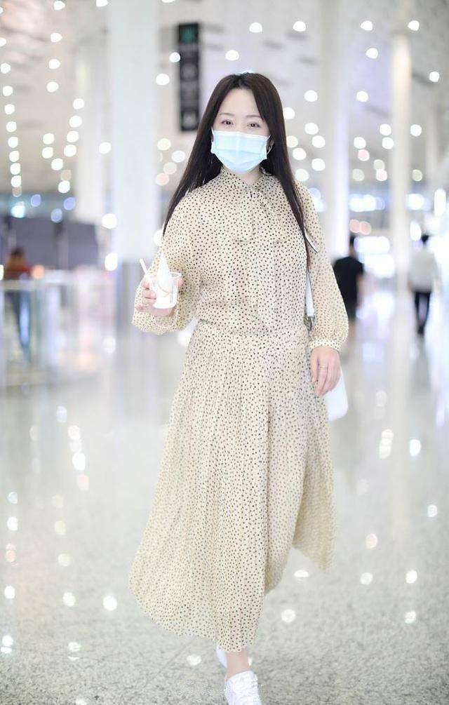 显得|杨钰莹上节目穿真丝长裙，气质高贵，再加上滤镜真像不老少女！