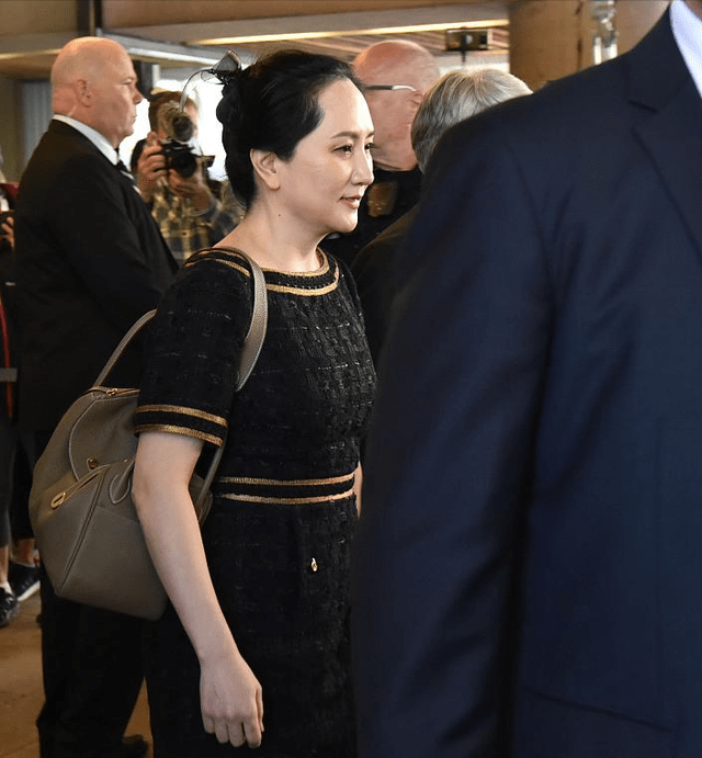 高太|孟晚舟再亮相，穿珍珠裙太奢华，发际线比老父亲还高太惹人心疼