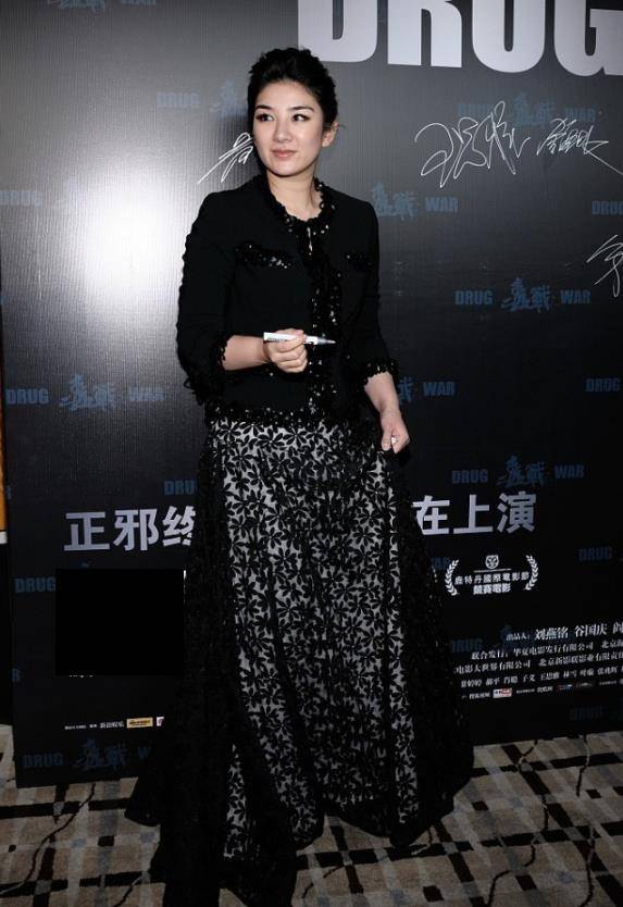 曲线|黄奕身材真挺好，一袭鲛人装秀出迷人曲线，但妆容却略显浮夸