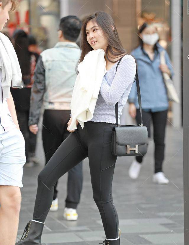 带着|牛仔裤的时尚穿搭，还透着微微的优雅温婉，舒适又带着点小精致