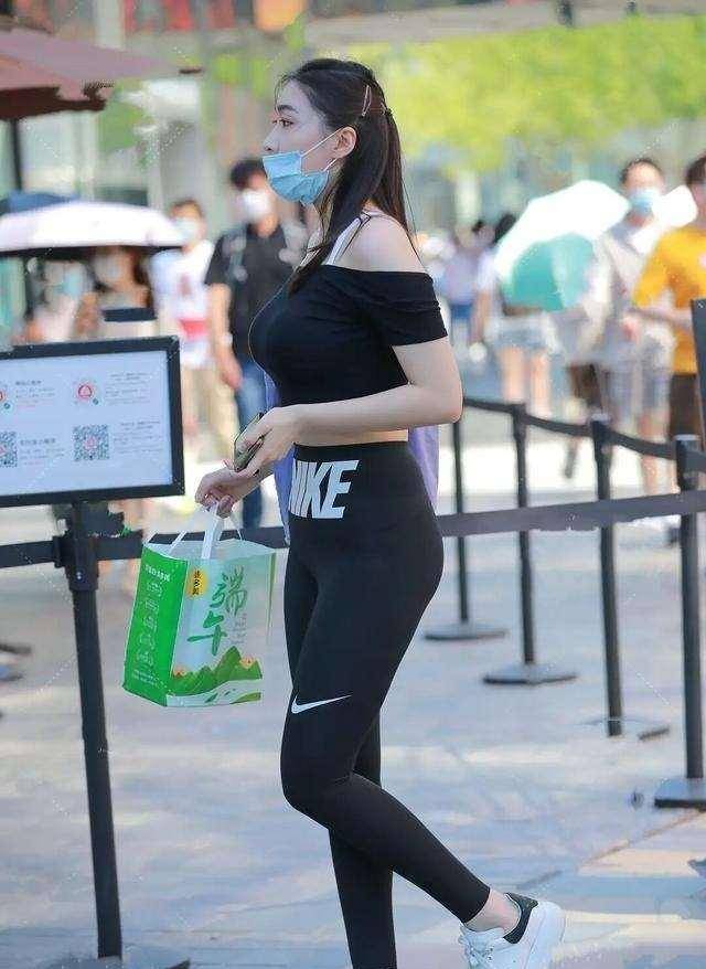 布鞋|黑色露肩短袖搭配黑色运动打底裤,休闲又时尚,气质迷人