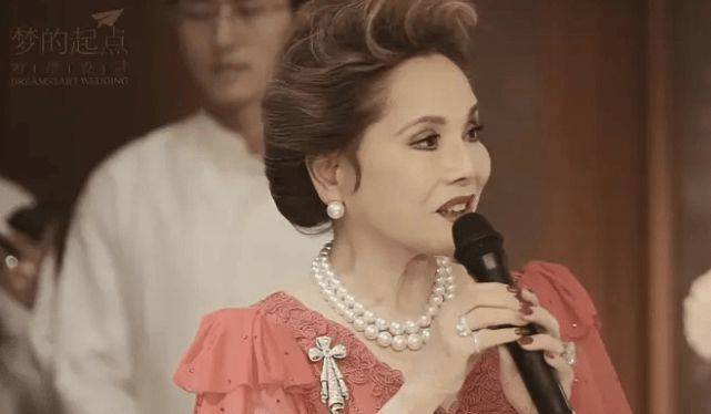 其穿搭遭黛薇夫人吐槽,网友质疑倒贴求合影