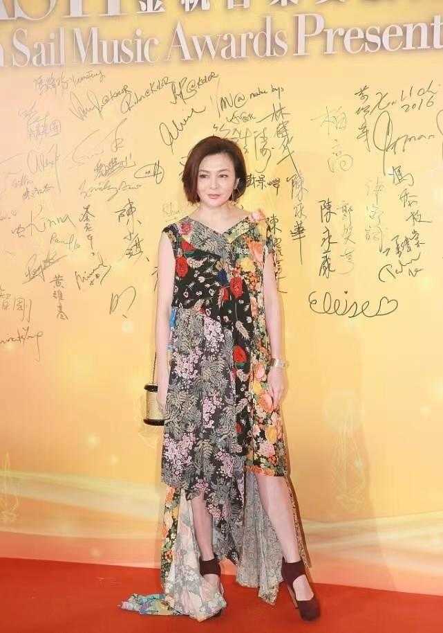 视觉|关之琳终究还是老了，穿碎花连衣裙像“奶奶辈”，却被气质惊艳