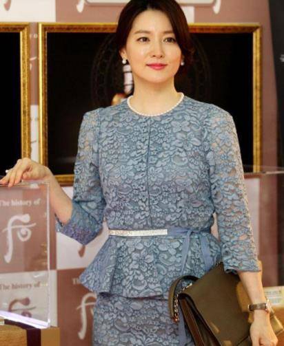 颜色|李英爱穿蓝色蕾丝裙，优雅有韵味，拥有同龄人不该有的性感身材