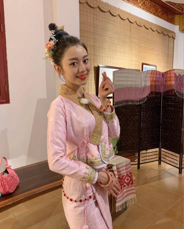 一身|吉娜穿傣族装看上去已经很美，但再看蔡少芬：不愧是娘娘