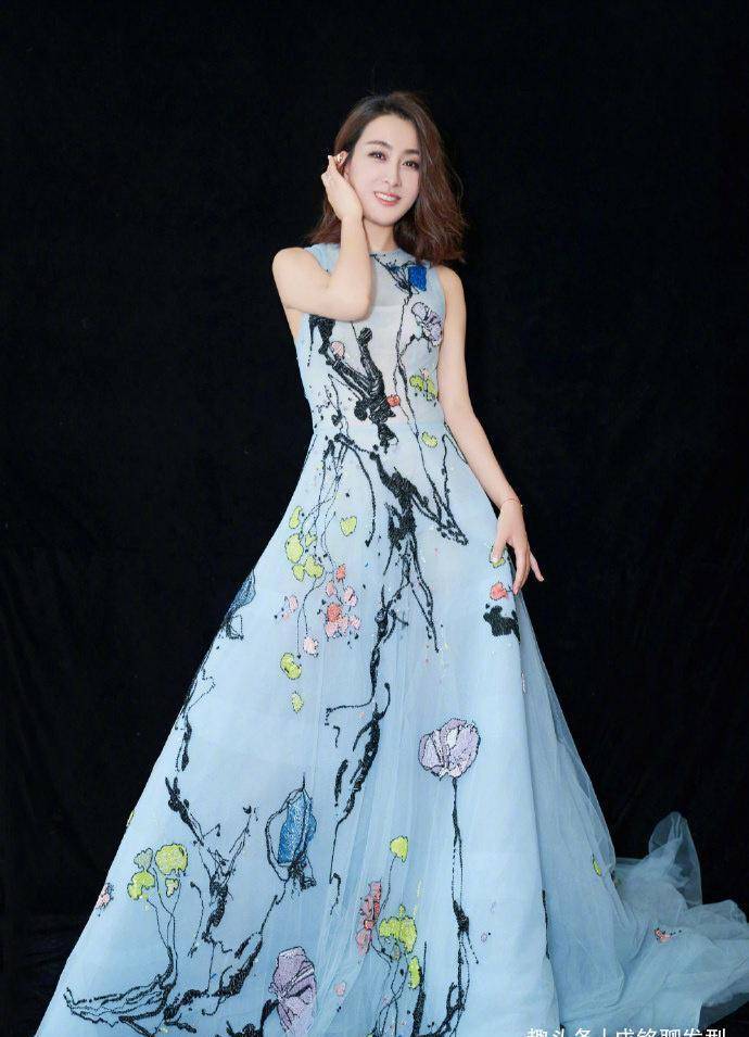 设计|马苏晒海边美照，红色碎花连衣裙甜美又显身材，黑直发更有女人味