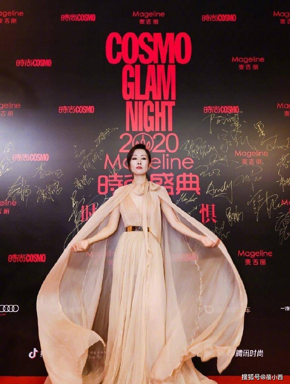 设计|富士康老板娘好幸福，穿裸色连衣裙像个少女，一点不像生了3个娃
