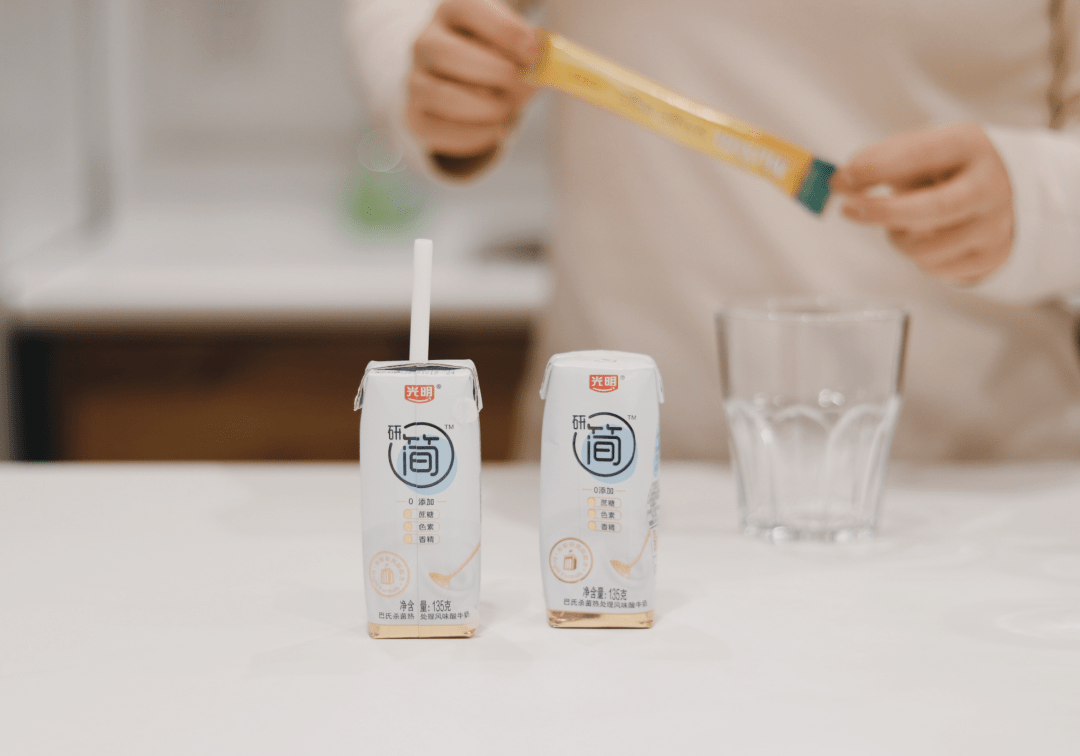 光明乳业常温酸奶出新品 轻奢极简研简闪亮上市