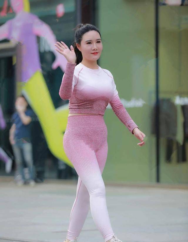 带着|牛仔裤的时尚穿搭，还透着微微的优雅温婉，舒适又带着点小精致