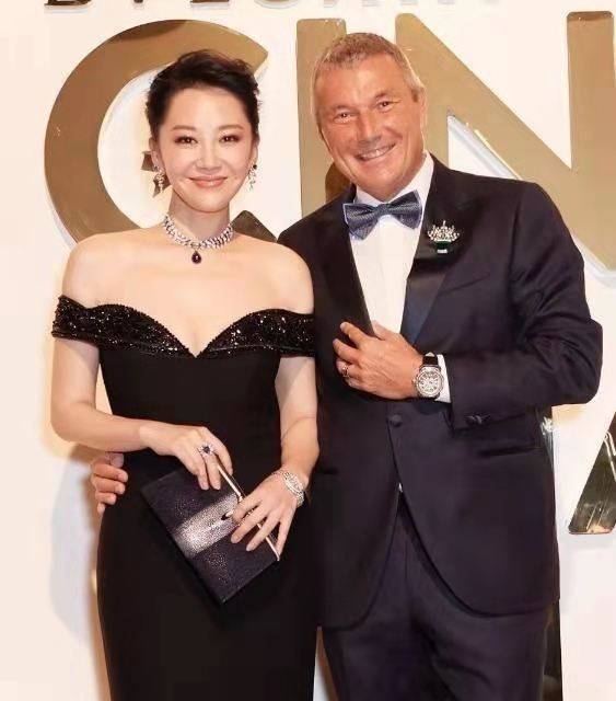 天鹅|许晴是冻龄女神，穿黑色礼服天鹅颈优越，看不出已经年过半百