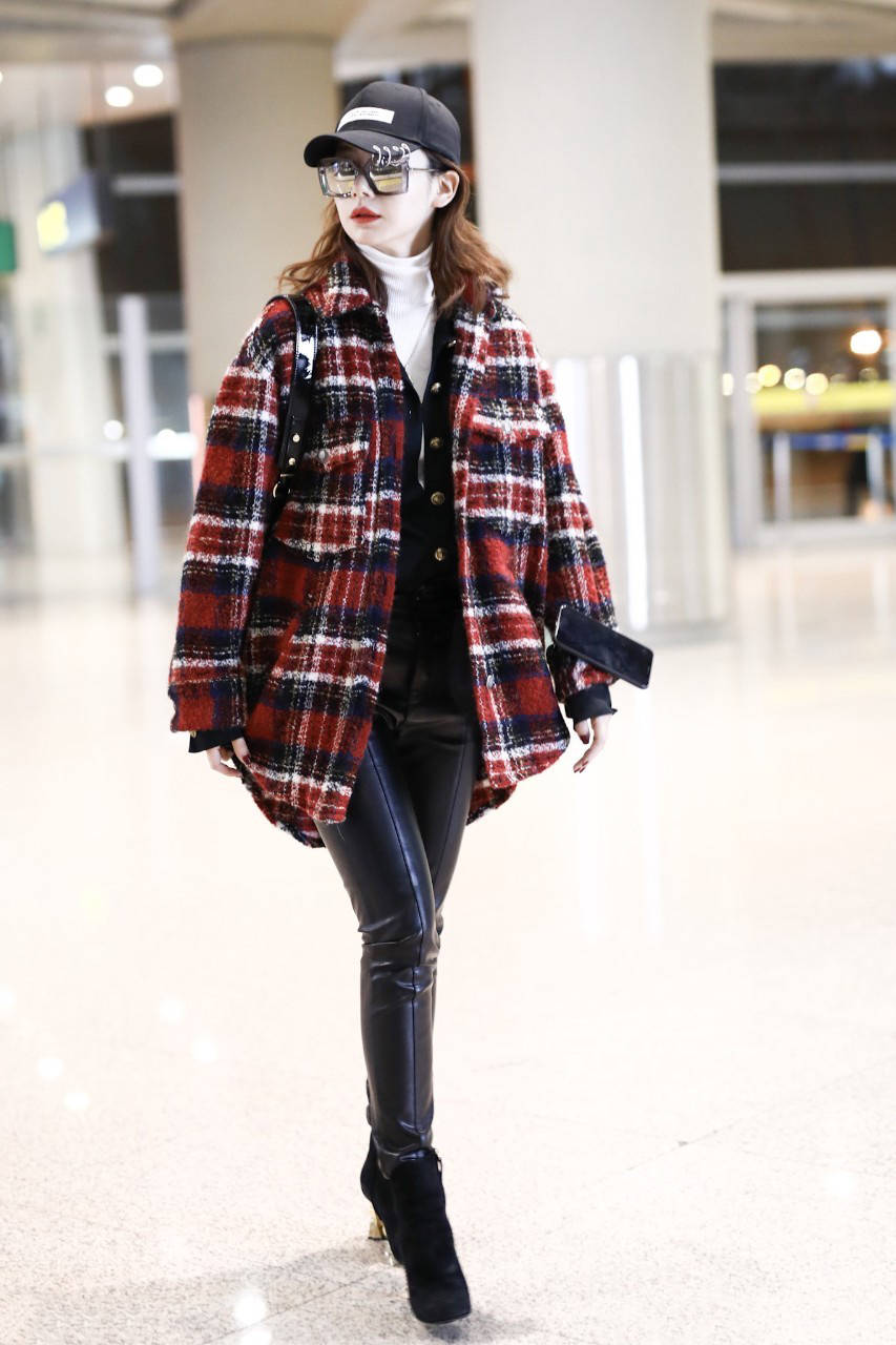 戚薇|格纹衫怎么搭配才够时髦？李沁配卫衣，宋祖儿配短裙，戚薇配皮裤