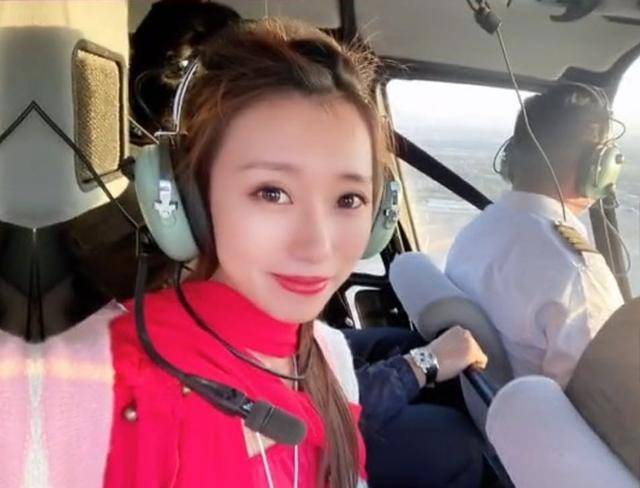 感觉|洪欣晒全家福!每件穿搭都时髦,女儿可爱儿子帅,唯独不见张丹峰