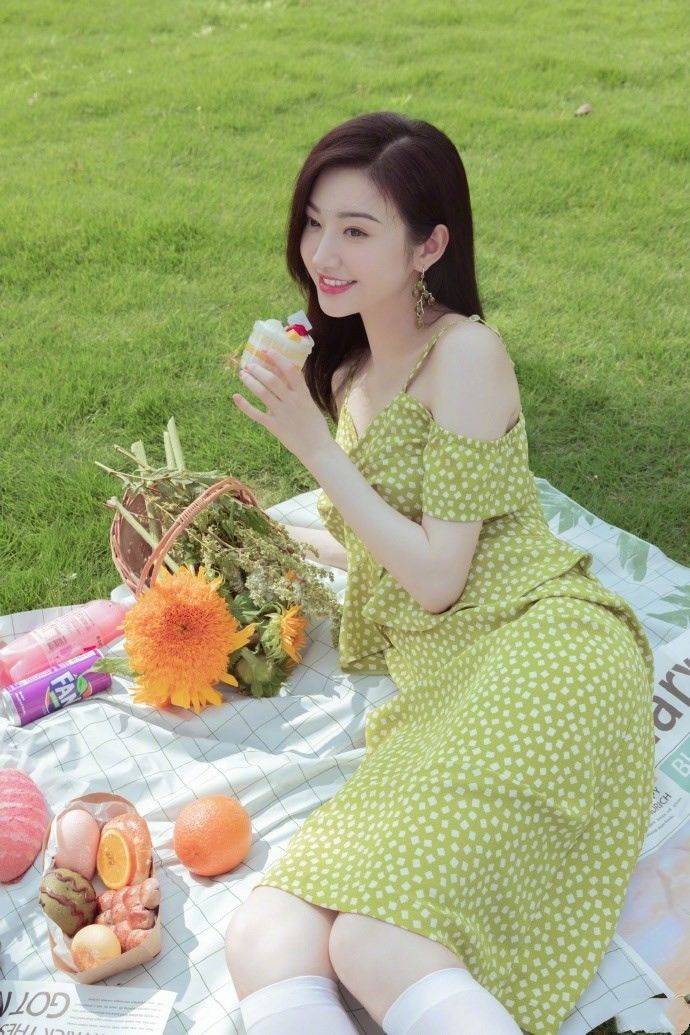 设计|景甜晒“郊游”照，穿波点裙变富贵花本花，就是脚上搭毛拖咋想的